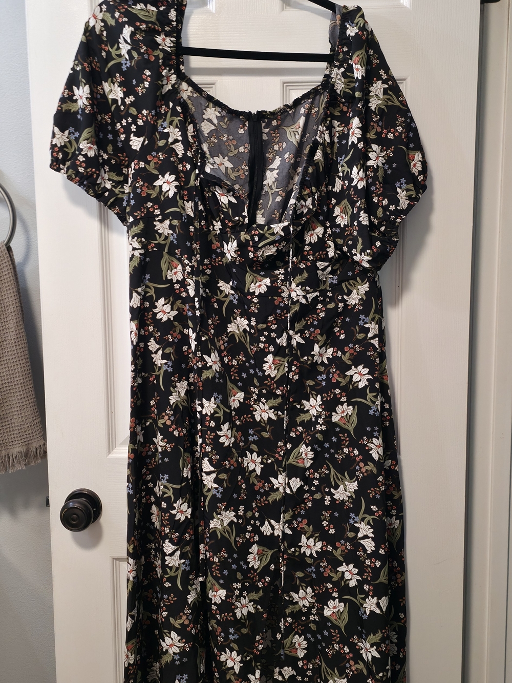 Floral Puff-Sleeve Midi Dress in Black